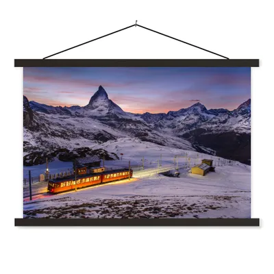 Produktbild von MuchoWow® Textilposter Ein beleuchteter Zug in den Bergen 90x60 cm mit schwarzem Rahmen - Aufhängungssatz