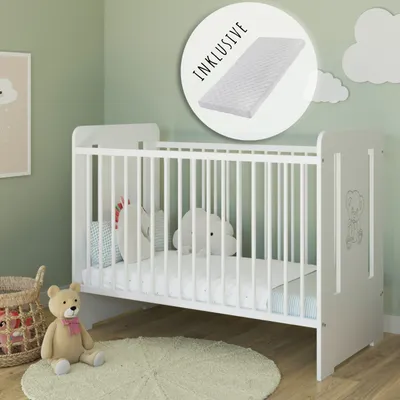 Produktbild von Babybett Gitterbett mit Matratze & Teddybär Gravur 60x120 höhenverstellbar | herausnehmbare Sprossen weiss Europe