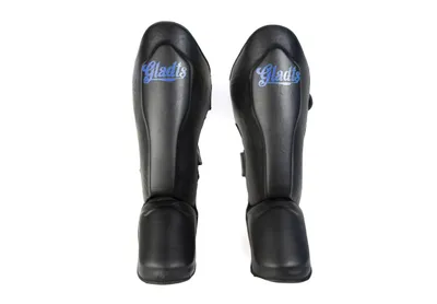 Produktbild von Gladts Classic Schienbeinschoner – Schwarz mit blauem Logo – Größe XL – Premium Schienbeinschutz für Training & Wettkampf