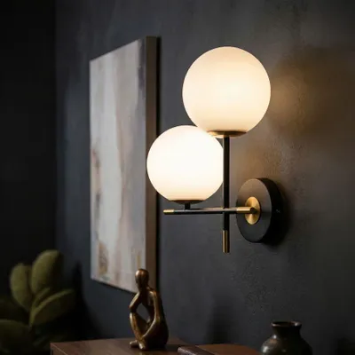 Immagine prodotto di Lampada da parete in ferro e vetro, dimensioni 30x17x35 cm, finitura oro, bianco e nero, modello Darky Doppio di Mauro Ferretti