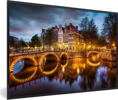 Produktbild von MuchoWow® Gerahmtes Poster Die Keizersgracht in der Nacht 90x60 cm - Poster mit Schwarzem Bilderrahmen Wandposter Rahmen Foto Bilder - Fotorahmen - Foto-Plakat
