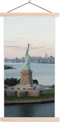Produktbild von MuchoWow® Textilposter New York - Freiheitsstatue - Amerika 60x120 cm mit holzfarbenen Rahmen - Holz