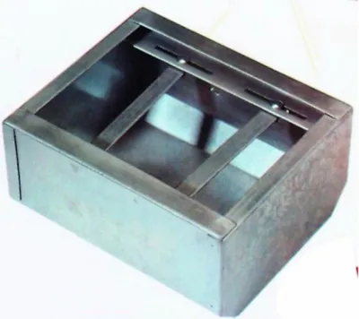Produktbild von Futtertrog Fohlentrog Metall mit Schutzkannte und Trennstäben