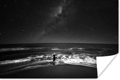 Produktbild von MuchoWow® Poster Sternenhimmel über einer Frau im Meer - schwarz und weiß 90x60 cm - Schlafzimmer