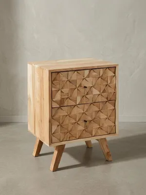 Freigestellter Akazienholz Nachttisch mit zwei Schubladen. Frontale Ansicht der geometrischen 3D-Holzstruktur und der dezenten schwarzen Metallgriffe des 61cm hohen Schlafzimmermöbels._#sku_BARWL5.601#