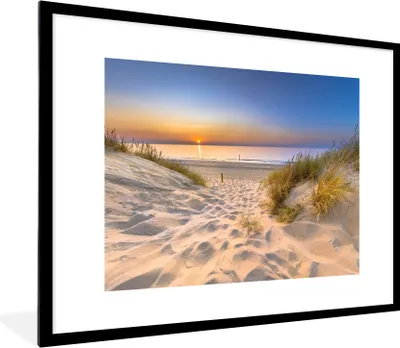 Produktbild von MuchoWow® Gerahmtes Poster Düne - Sonnenuntergang - Horizont - Strand - Gras 80x60 cm - Poster mit Schwarzem Bilderrahmen Wandposter Rahmen Foto Bilder - Schlafzimmer-Dekorationen - Fotoposter