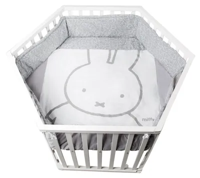 Obrázok produktu pre Detský ohradník „miffy®“ od spoločnosti roba, šesťuholníkový, 3-stupňovo výškovo nastaviteľný, vrátane ochranného vložky a brzdových koliesok, drevo biele