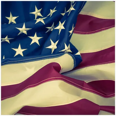 Produktbild von Wallario Premium Glasbild, freischwebende Optik, kräftige Farben, Größe 50 x 50 cm Motiv Amerikanische Flagge im Wind