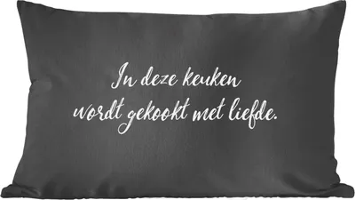 Produktbild von MuchoWow® Zierkissen Sofakissen Wohnzimmer Dekokissen 50x30 cm In dieser Küche wird mit Liebe gekocht - Kochen - Sprichwörter - Zitate - Liebe - Wohnzimmerdekoration - Polster mit Photo