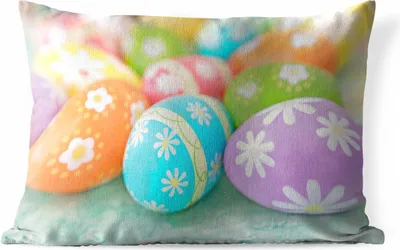 Produktbild von MuchoWow® Outdoor Kissen - Bunte Ostereier auf einem Ostertisch - 50x30 cm - Wetterfest - Lounge Kissen - Sofa kissen - Wohnzimmer Dekoration