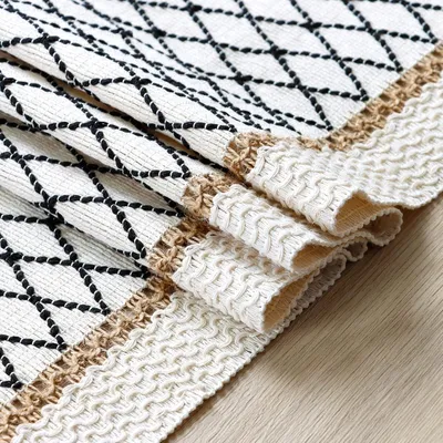 Produktbild von Handgewebter Macramee-Tafelläufer in Creme und Beige - Boho-Stil für Esstisch und Küche