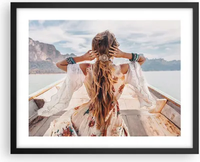 Produktbild von Gerahmtes Poster - Schwarzer Rahmen - Frau Boot Rücken - 50x40 cm - Wand Bild - Wanddeko - Wandbilder - Kunstposter - Wandposter - Bilderrahmen - Bilder - Kunstdruck - Wanddekoration - P2BAA50x40-5059