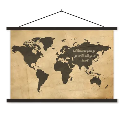 Produktbild von MuchoWow® Textilposter Weltkarte - Vintage - Zitat 90x60 cm mit schwarzem Rahmen - Aufhängungssatz