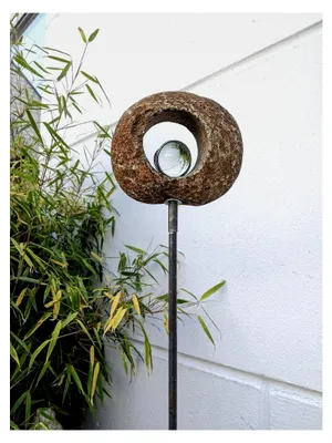 Produktbild von Gartenstecker mit Glaskugel aus Naturstein, Beetstecker, Gartendekoration, H120cm, B13cm