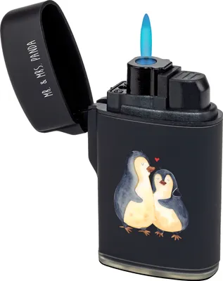 Produktbild von Mr. & Mrs. Panda Feuerzeug Pinguin umarmen - Schwarz - Geschenk, sturmfeuerzeug, Zünder, Umarmung Verliebt, zigarettenanzünder, Gasfeuerzeug, Hochzeitsgeschenk, Liebe