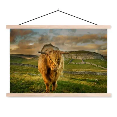 Produktbild von MuchoWow® Textilposter Schottischer Highlander - Gras - Berg 120x80 cm mit holzfarbenen Rahmen - Aufhängeset