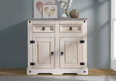 Produktbild von Kommode Merida, Pinienholz massiv, Sideboard mit 2 Türen & 2 Schubladen, weiß lasiert, Schwarze Metallgriffe, graue Deckplatte, Mexiko-Möbel