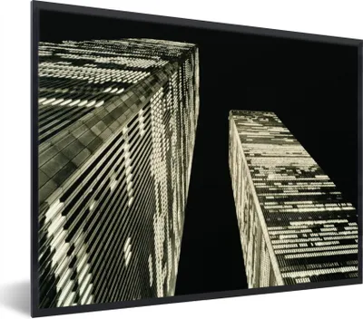 Produktbild von MuchoWow® Gerahmtes Poster Ein Schwarz-Weiß-Foto des World Trade Centers bei Nacht 40x30 cm - Poster mit Schwarzem Bilderrahmen Wandposter Rahmen Foto Bilder - Kunstposter - Wanddekorationen