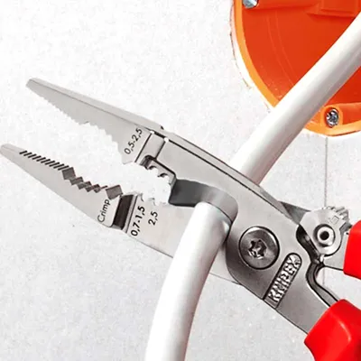 Produktbild von KNIPEX 13 86 200 Elektro-Installationszange isoliert mit Mehrkomponenten-Hüllen, VDE- verchromt 200 mm