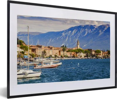 Produktbild von MuchoWow® Gerahmtes Poster Gardasee - Boote - Berge 60x40 cm - Poster mit Schwarzem Bilderrahmen Wandposter Rahmen Foto Bilder - Schlafzimmer - Plakat in Rahmen - Drucken