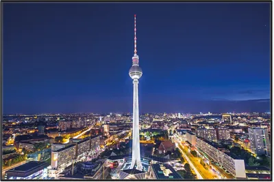 Produktbild von Wallario Wandbild Fernsehturm Berlin bei Nacht, Größe: 61 x 91,50 cm, Poster mit schwarzem Aluminiumrahmen