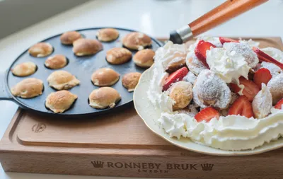 Produktbild von RONNEBY BRUK Poffertjes-Pfanne Maestro Gusseisen mit braunem Buchenholzgriff Ø24cm