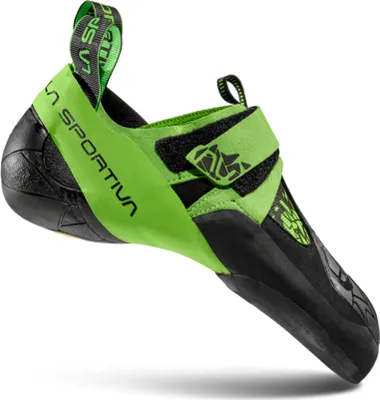 Kletterschuh "Skwama Vegan" von La Sportiva in Schwarz und Grün; mit zwei Klettverschlüssen und ergonomischem Design.