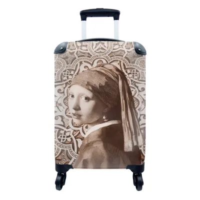 Produktbild von MuchoWow® Koffer Handgepäck Trolley Rollkoffer Kleine Reisekoffer mit 4 Rollen - Das Mädchen mit dem Perlenohrring - Johannes Vermeer - Sepia - Cabin Size < 55x40x23 cm & 55x40x20 cm - Fotokoffer - Kabinenkoffer - Boardgepäck - Reise-Box - Reisekoffer - Reisegepäck - Koffer mit Bild - Trolley für Kinder