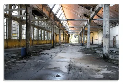 Produktbild von Wallario Frühstücksbrettchen aus Glas 20 x 30 cm mit rutschfesten Füßen, Motiv Alte Industriehalle  leerstehend und einsam