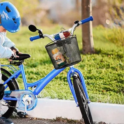 Productafbeelding van Uniqoos® metalen kinderfietsmand met draaghandvat, geschikt voor de meeste kinderfietsen, afmetingen 25 x 15 x 15,5 cm, met 2 verstelbare klittenbandbanden