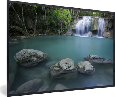 Produktbild von MuchoWow® MuchoWow® Gerahmtes Poster Ein thailändischer Wasserfall an den Felsen im Erawan-Nationalpark 60x40 cm - Poster mit zchwarzem Bilderrahmen - Printing - Wanddeko Schlafzimmer