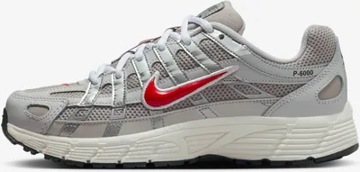 Produktbild von Nike P-6000 "College Grey Phantom Fire Red" Rot, Größe: Unbekannt (USM 5.5Y)