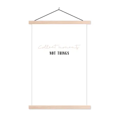 Produktbild von MuchoWow® Textilposter Text - Momente sammeln, nicht Dinge - Zitate 40x60 cm mit holzfarbenen Rahmen - Poster