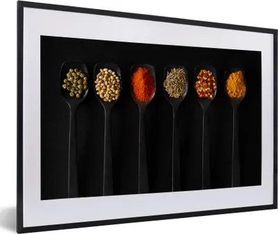 Produktbild von MuchoWow® Gerahmtes Poster Löffel - Gewürze - Schwarz - Gewürze - Rustikal 60x40 cm - Poster mit Schwarzem Bilderrahmen Wandposter Rahmen Foto Bilder - Schlafzimmer - Plakat in Rahmen - Drucken