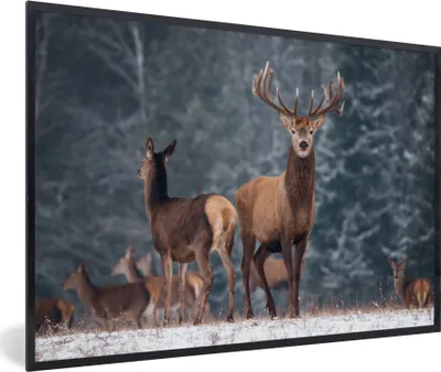 Produktbild von MuchoWow® Gerahmtes Poster Waldtiere - Hirsche - Landschaft - Winter - Schnee - Natur 60x40 cm - Poster mit Schwarzem Bilderrahmen Wandposter Rahmen Foto Bilder - Printing - Wanddeko Schlafzimmer