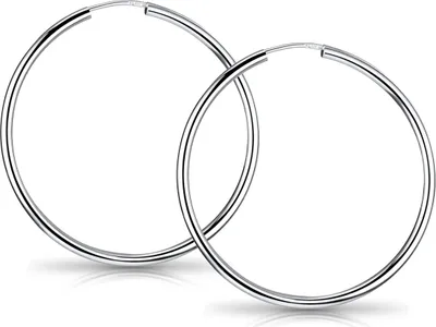 Dünne, runde Creolen aus glänzendem Silber 38mm Durchmesser mit Steckverschluss – schlicht, elegant und zeitloses Design für vielseitige Looks.