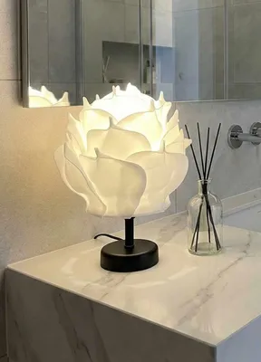 Produktbild von Opviq, Moderne Tischlampe mit Metallkörper, Ø24 h:22 cm, Höhe: 30 cm, 1 x G 10 Max 5 W, IP20, Weiß und Schwarz, Elegantes Design für jedes Zuhause, Glühbirne nicht enthalten.