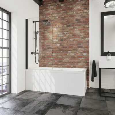 Klarer Badewannenaufsatz auf einer Badewanne mit einem schwarzen Duschsystem.

