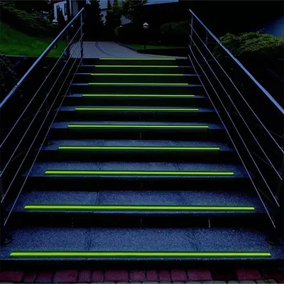 Obrázek produktu pro Protiskluzová svítící páska, 300 cm.