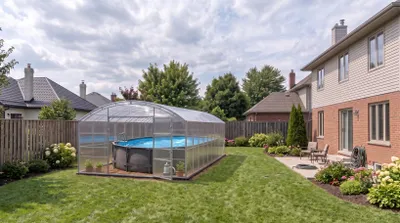 Immagine prodotto di Copertura per piscina "Adria" di Garten Dream. Dimensioni 4x4 metri, realizzata in policarbonato da 4 mm. Utilizzabile tutto l'anno. Resistente alla neve e al vento. Doppie porte su entrambi i lati. Trattamento antiruggine.