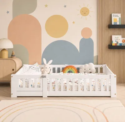 Immagine prodotto di Letto a terra INONEFT, 90x190 cm, con protezioni laterali, lettino per bambini con rivestimenti laterali removibili, modello Montessori, in legno massello, senza materasso, colore bianco, Immagine generata dall'IA