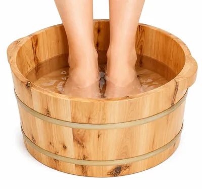 Image de Bain de pieds en bois pour la relaxation et les soins