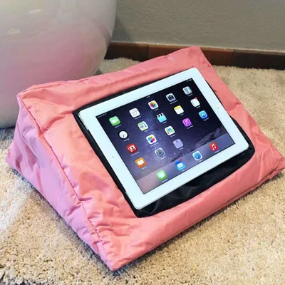 Zdjęcie produktu dla Różowa wielofunkcyjna poduszka pod tablet 38x38