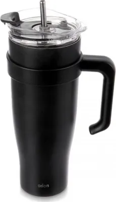 A black thermobecher with a handle and a straw.