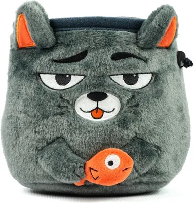 Kletterchalkbag in Form einer grauen Katze mit einem orangefarbenen Fisch; hergestellt von YY Vertical.