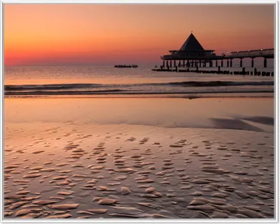 Produktbild von Wallario Wandbild Strand am Abend - Seebrücke am Ostseebad Heringsdorf, Größe: 40,30 x 50,30 cm, Poster mit weißem Aluminiumrahmen