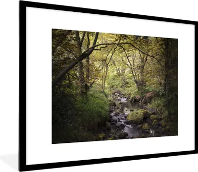 Produktbild von MuchoWow® MuchoWow® Gerahmtes Poster Hirsch - Baum - Wald 80x60 cm - Poster mit zchwarzem Bilderrahmen - Schlafzimmer-Dekorationen - Fotoposter