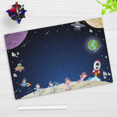 Produktbild von Schreibtischunterlage für Kinder und Erwachsene – „Freunde im Weltraum Kindermotiv“ – 60 x 40 cm – aus Premium Vinyl – Germany