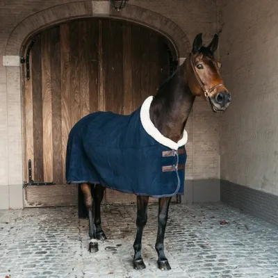 Produktbild von Kentucky Horsewear Abschwitzdecke Fleece Show Heavy Fellkragen Marine 145
