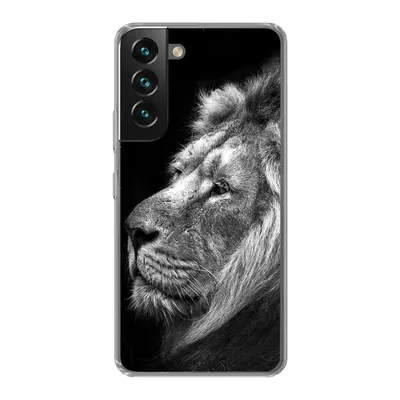 Produktbild von MuchoWow® Handyhülle Schutzhülle Hülle für Samsung Galaxy S22 Löwe vor schwarzem Hintergrund in schwarz und weiß Silikon Softcase Handy Hülle - Mobiltelefonhülle